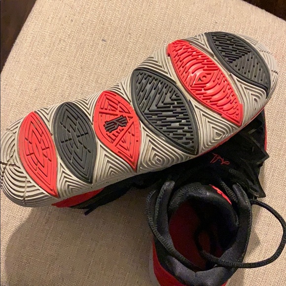 Like *NEW* Kyrie Irving Basketball shoes - Picture 6 of 6
